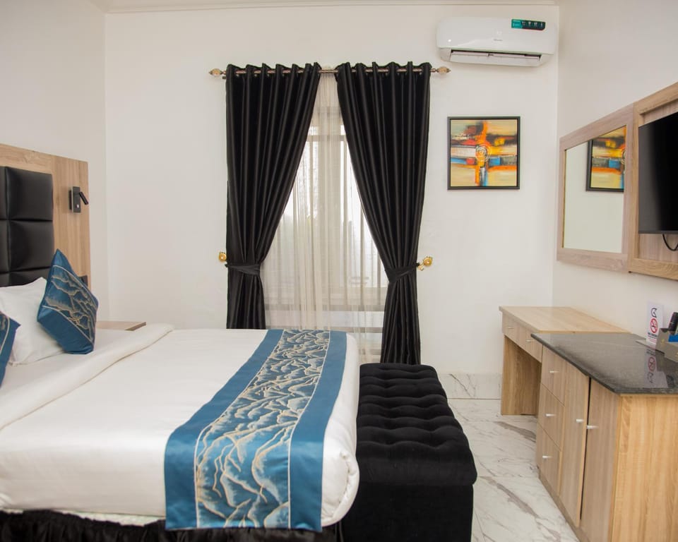 Bed, TV and multimedia, Photo of the whole room