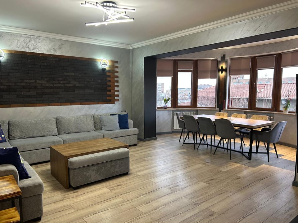 Seating area, Dining area