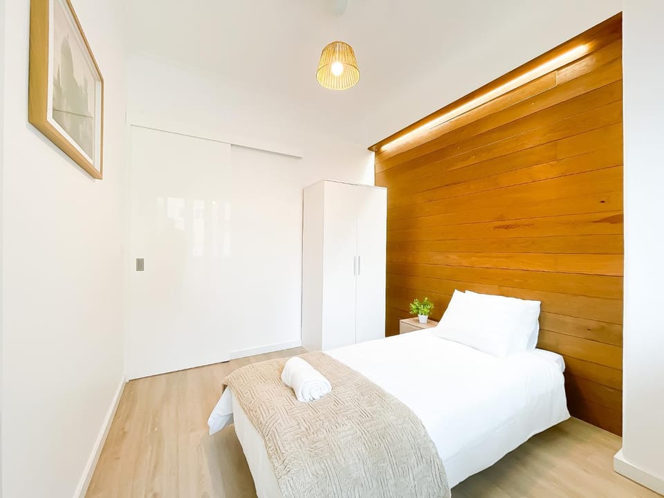 Modern 3 Bedroom Apartment Near Belém Lisbon Upto 5 Guests Apartment in Lisbon District
