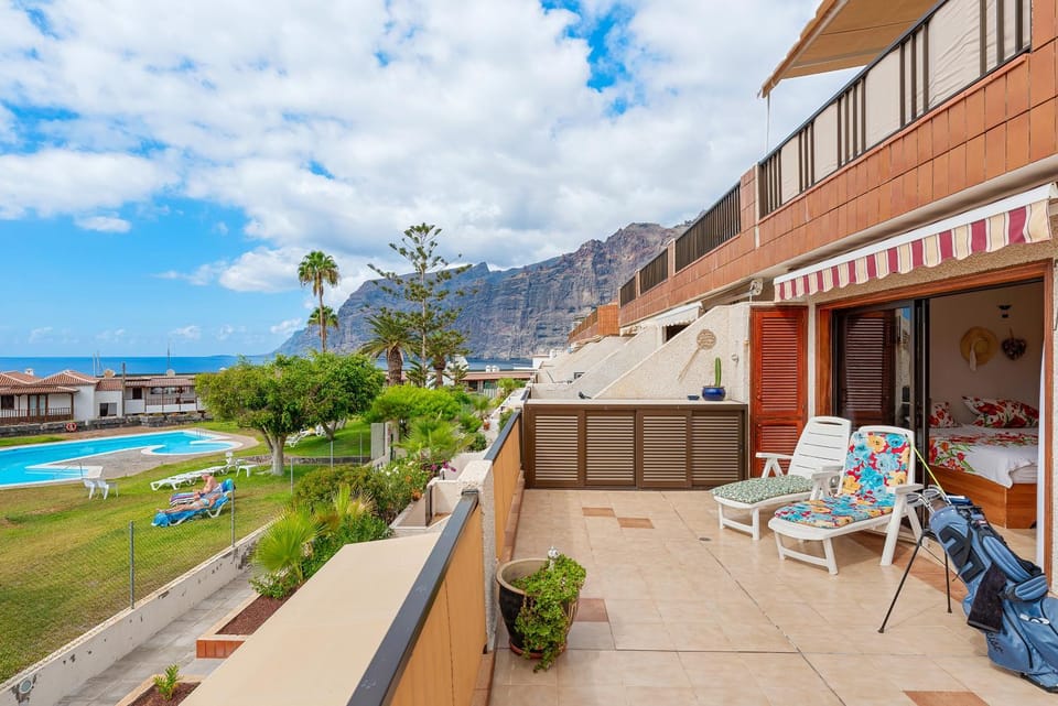 Property building, View (from property/room), Balcony/Terrace, Balcony/Terrace, Mountain view, Pool view, Sea view, Swimming pool, sunbed