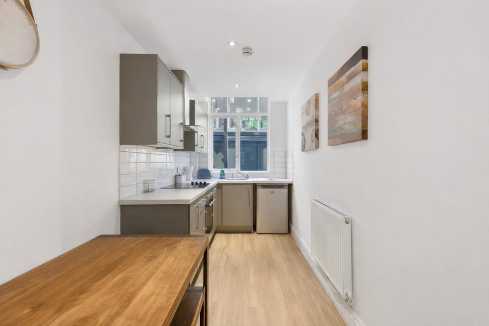 Kitchen or kitchenette, Dining area, oven, stove