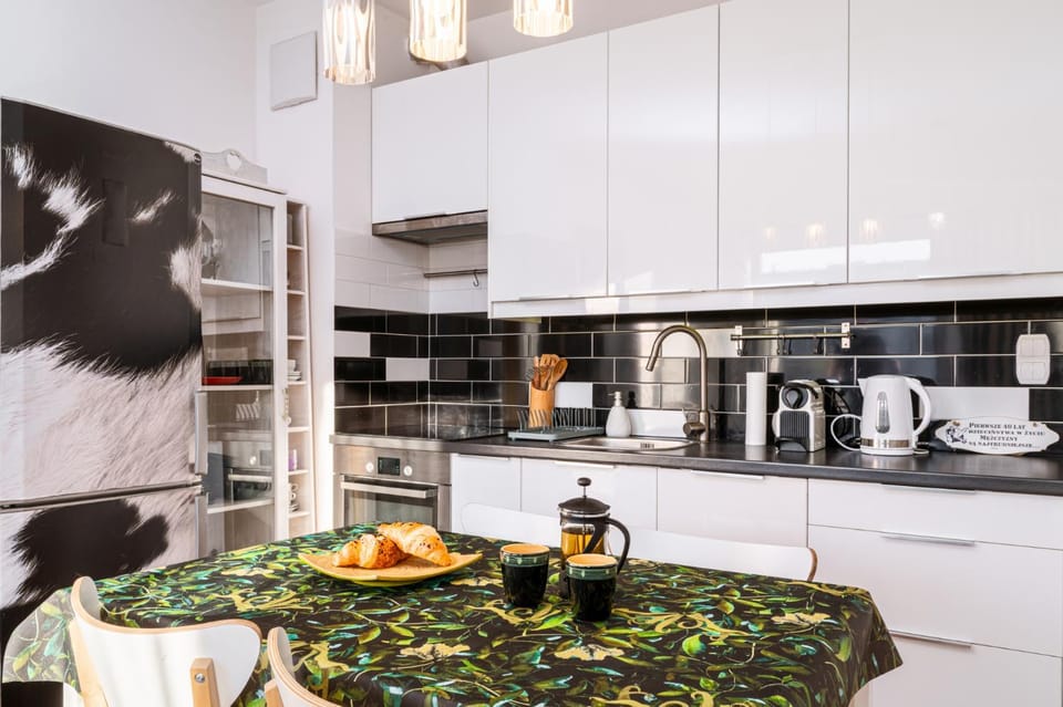 Coffee/tea facilities, Kitchen or kitchenette, Dining area, stove