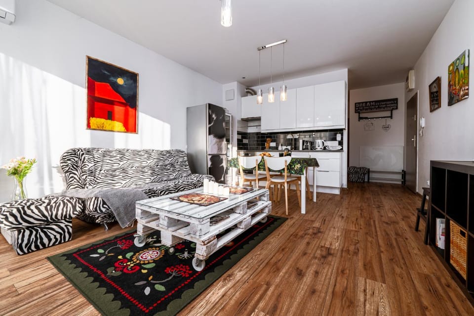 Communal lounge/ TV room, TV and multimedia, Kitchen or kitchenette, Living room, Seating area, Dining area, Evening entertainment, oven, stove