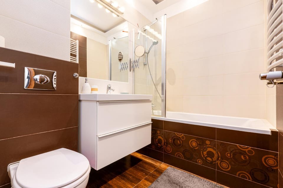 Shower, Toilet, Bathroom, Bath, towels