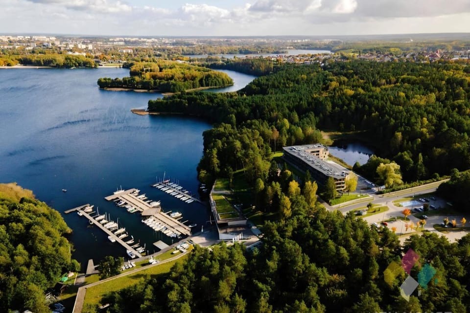 Restaurant/places to eat, Neighbourhood, Natural landscape, Bird's eye view