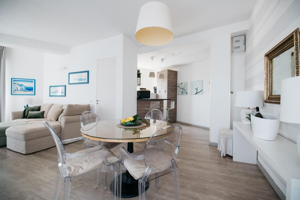 TV and multimedia, Kitchen or kitchenette, Living room, Seating area, Dining area