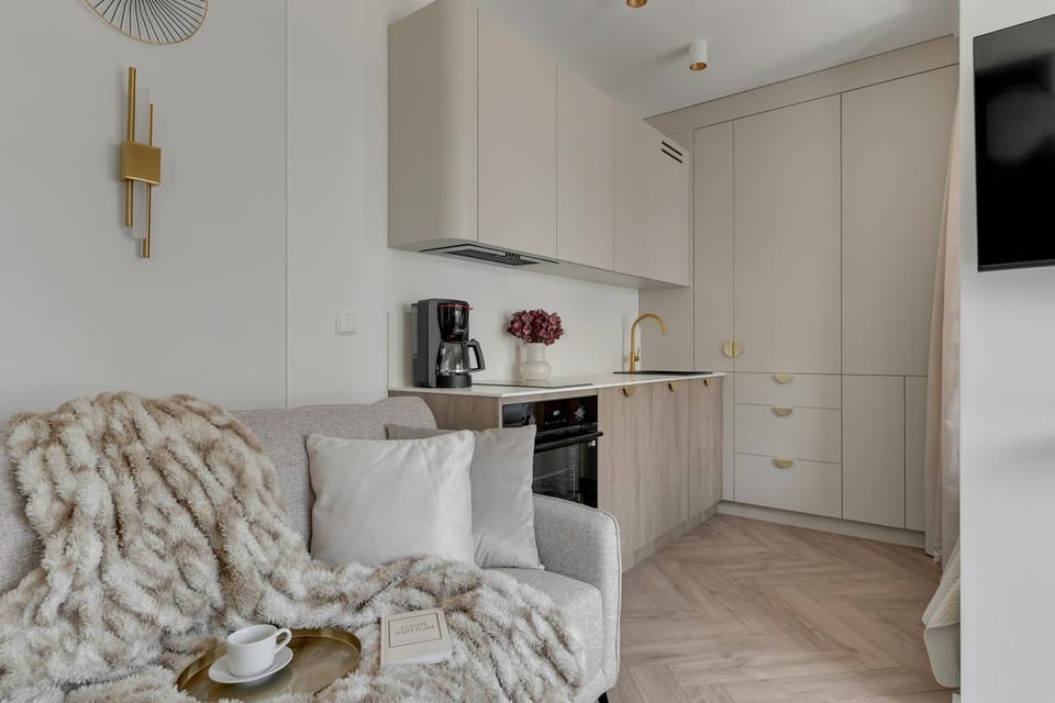 TV and multimedia, Coffee/tea facilities, Kitchen or kitchenette, Living room, Seating area, stove