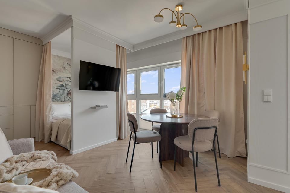 Bed, TV and multimedia, Living room, Photo of the whole room, Seating area, Dining area, Bedroom