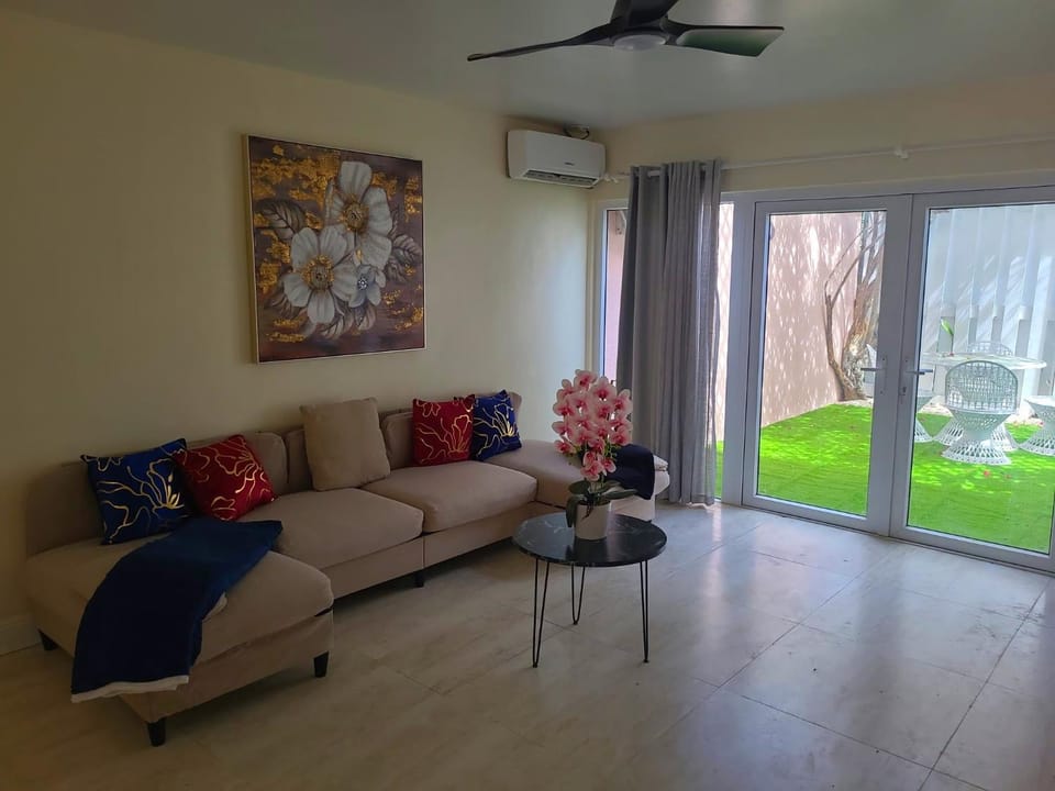 Beautiful Townhouse in gated community with pool and tennis court - close to beach, shops and downtown House in Nassau