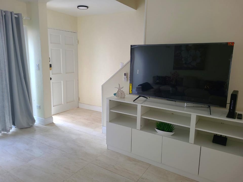 Beautiful Townhouse in gated community with pool and tennis court - close to beach, shops and downtown House in Nassau