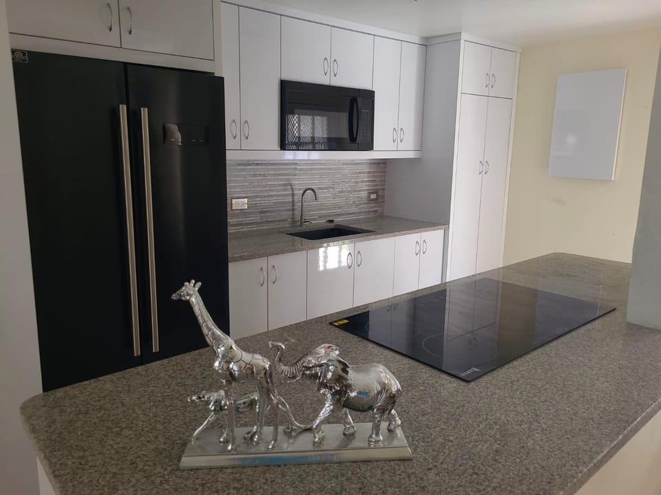 Beautiful Townhouse in gated community with pool and tennis court - close to beach, shops and downtown House in Nassau