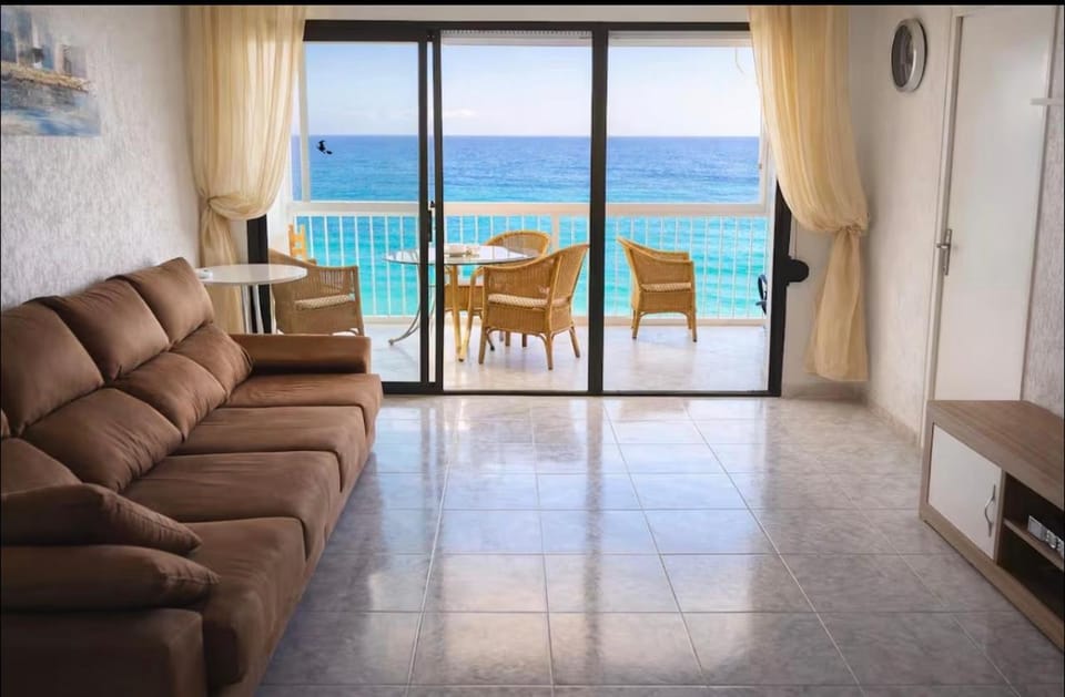 First line, highest floor and city center! Apartment in Calp