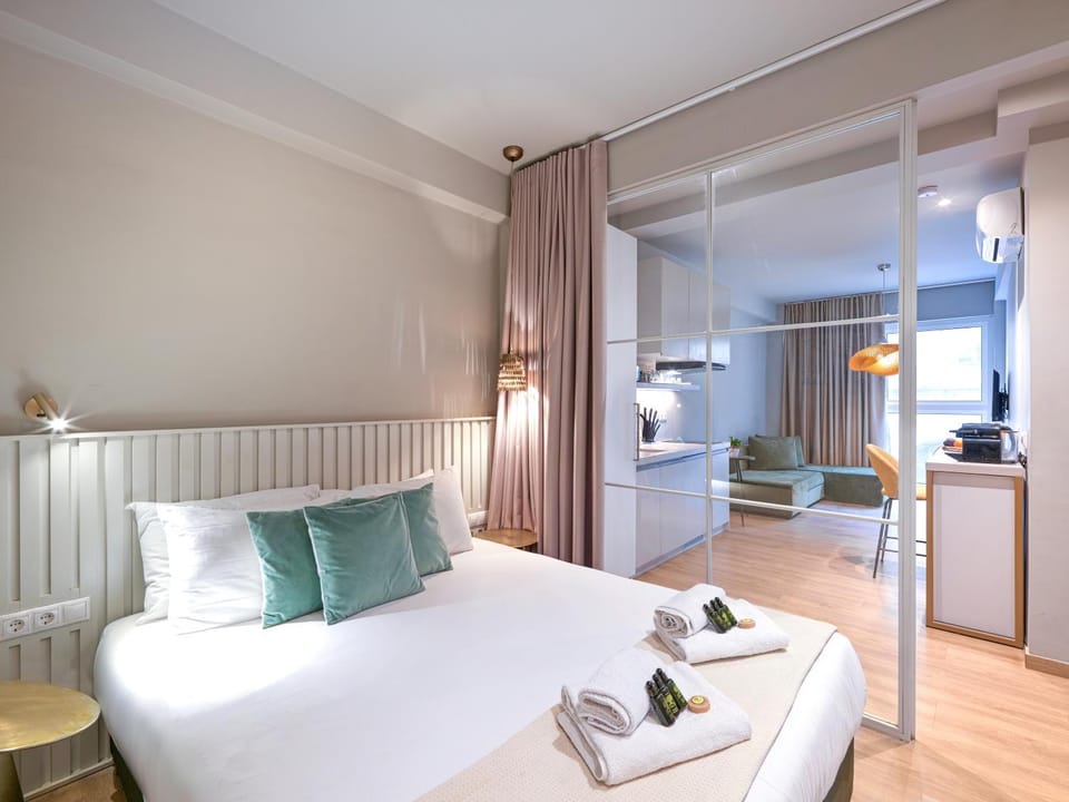 Bed, Kitchen or kitchenette, Living room, Photo of the whole room, Seating area, Bedroom, towels, wardrobe