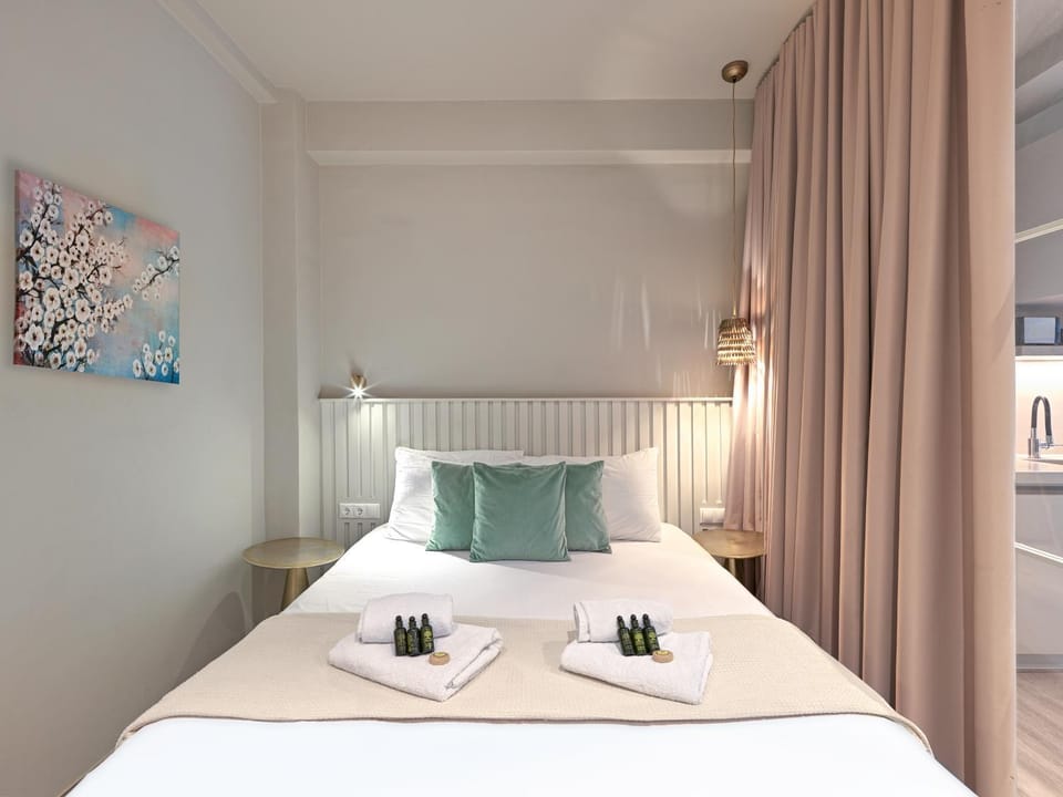 Bed, Photo of the whole room, Bedroom, towels