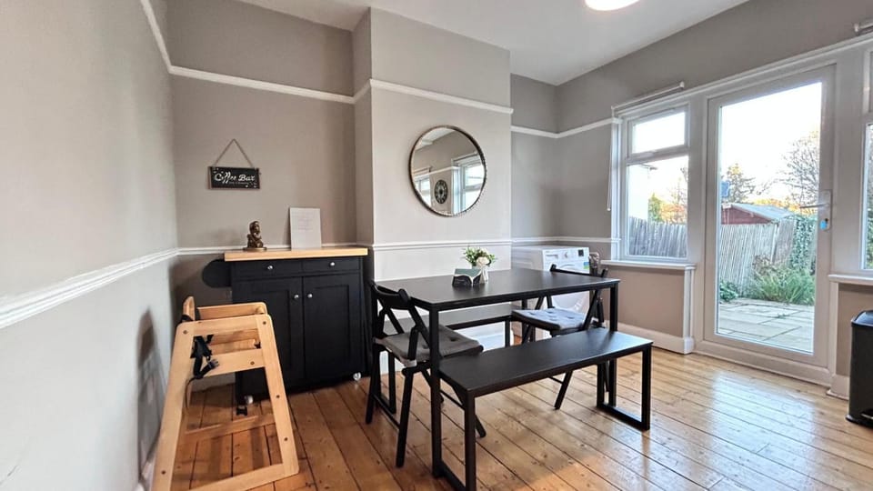 Kitchen or kitchenette, Seating area, Dining area
