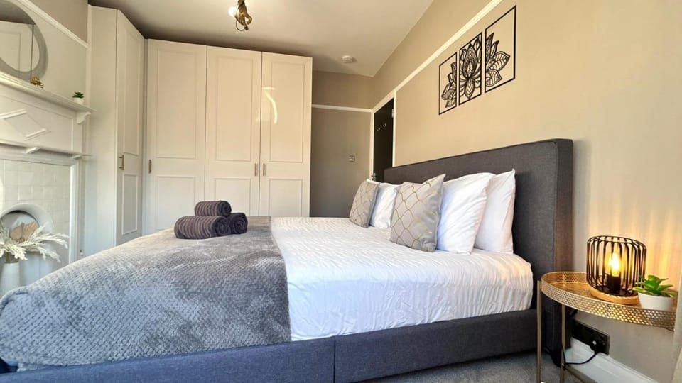 Bed, Photo of the whole room, Bedroom, wardrobe