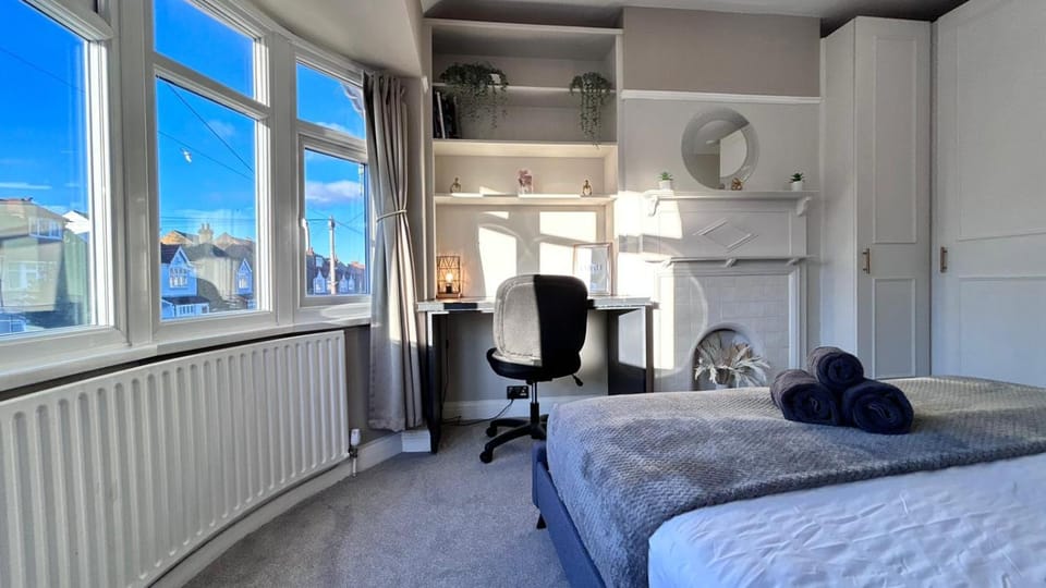 Bed, Photo of the whole room, Seating area, Bedroom, internet