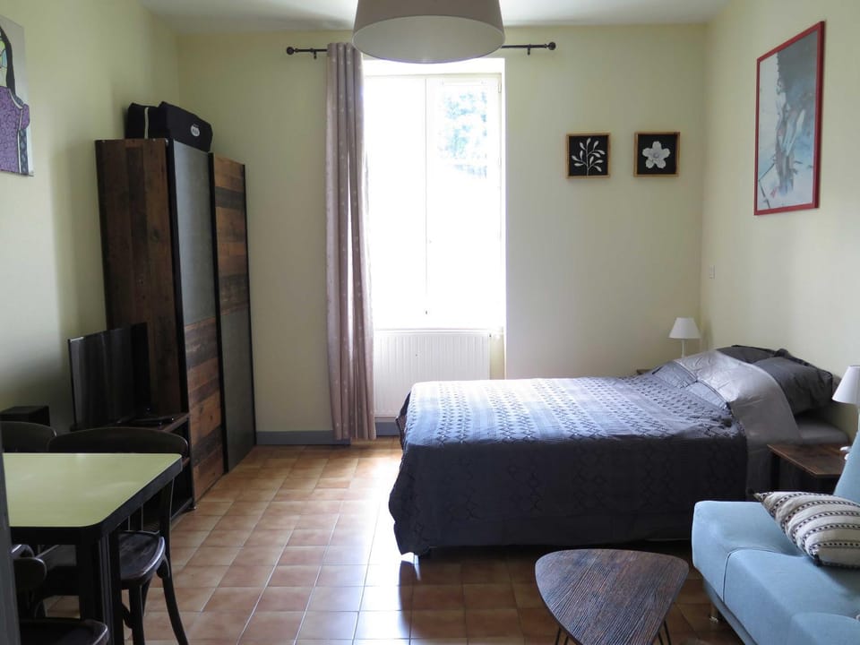 Bed, TV and multimedia, Living room, Photo of the whole room, Bedroom, wardrobe