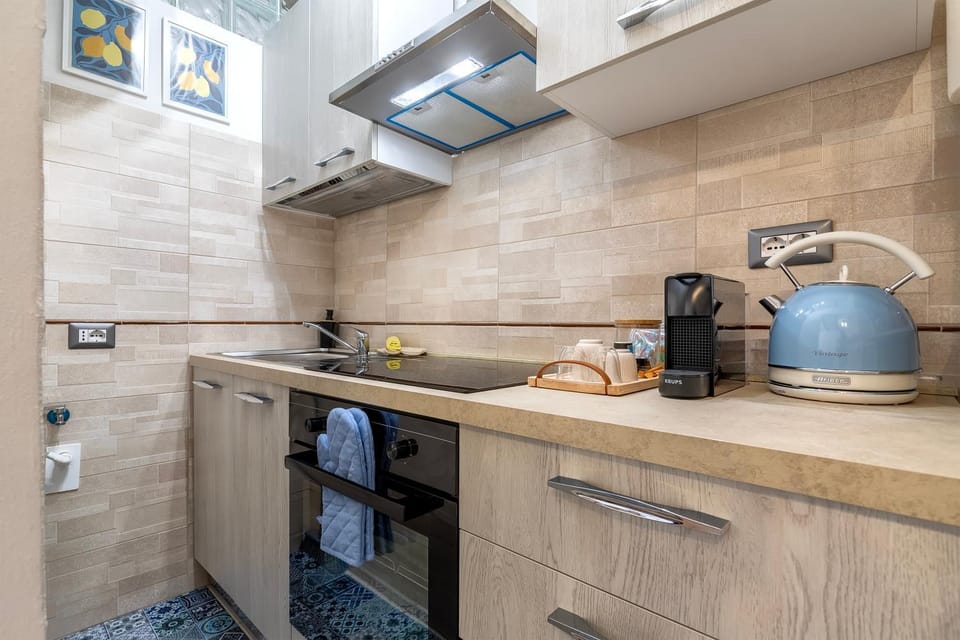 Coffee/tea facilities, Kitchen or kitchenette, stove