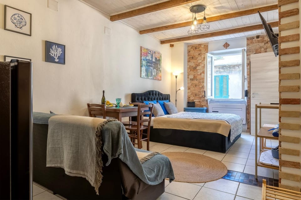 Bed, Seating area