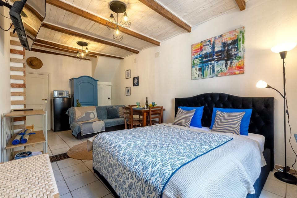 Bed, Photo of the whole room
