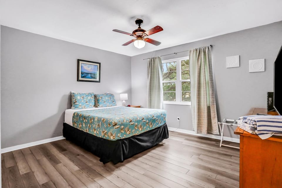 Bed, TV and multimedia, Bedroom