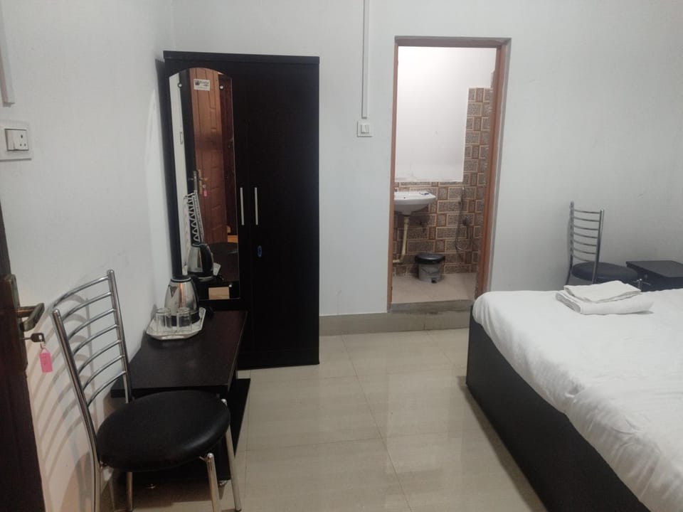 Bed, Bathroom, Photo of the whole room, Bedroom, towels