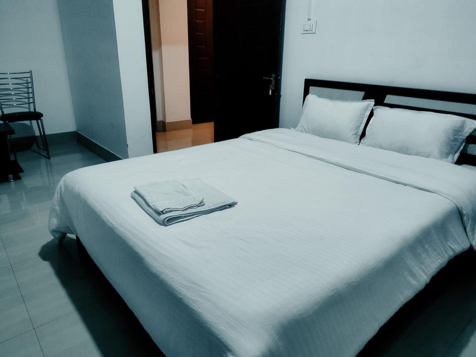 Bed, Photo of the whole room, Bedroom, towels