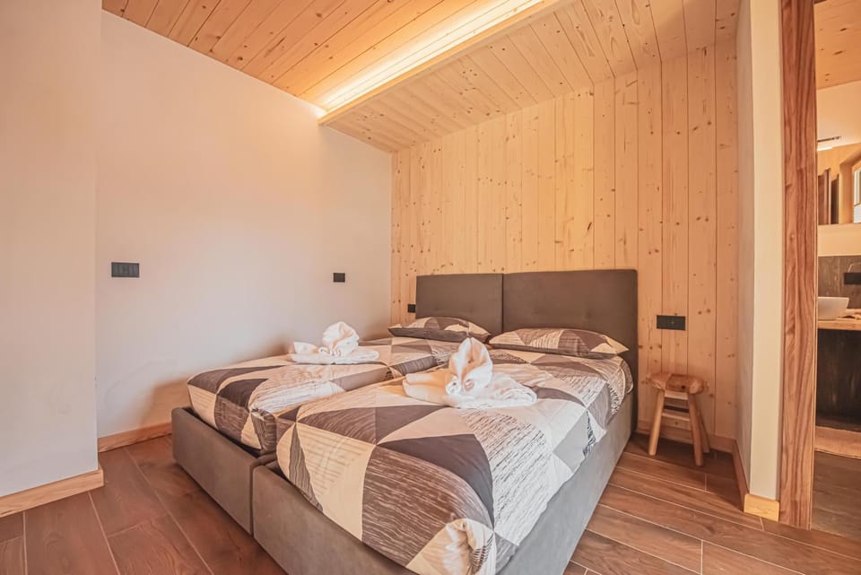 Photo of the whole room, Bedroom, towels, wardrobe