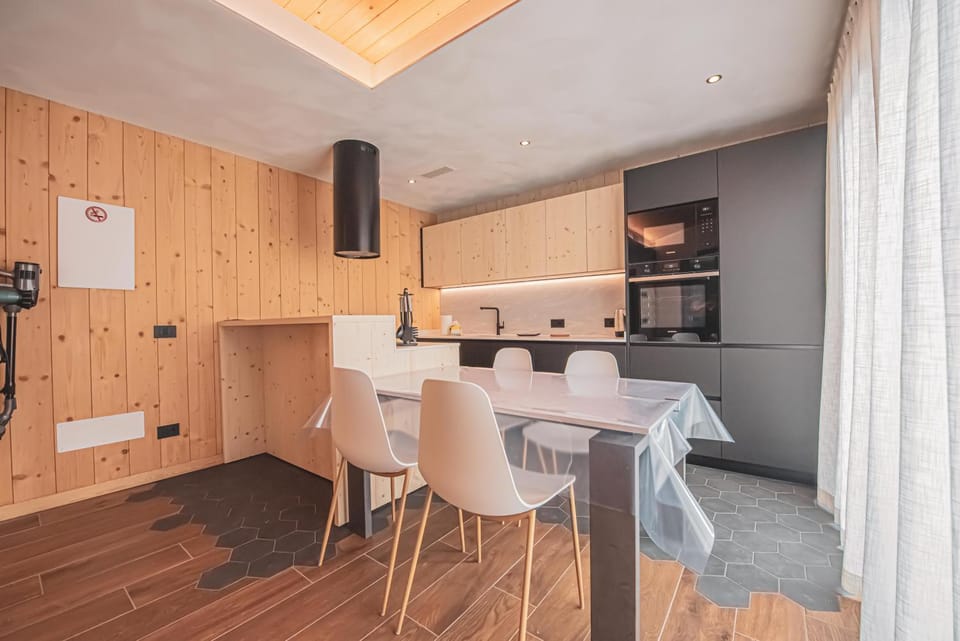 Kitchen or kitchenette, Dining area, minibar, oven, stove