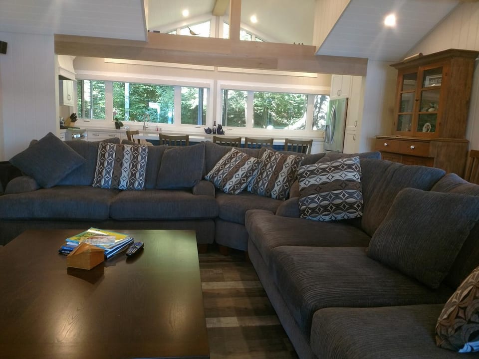 Olga's Bay Lakehouse House in Muskoka Lakes
