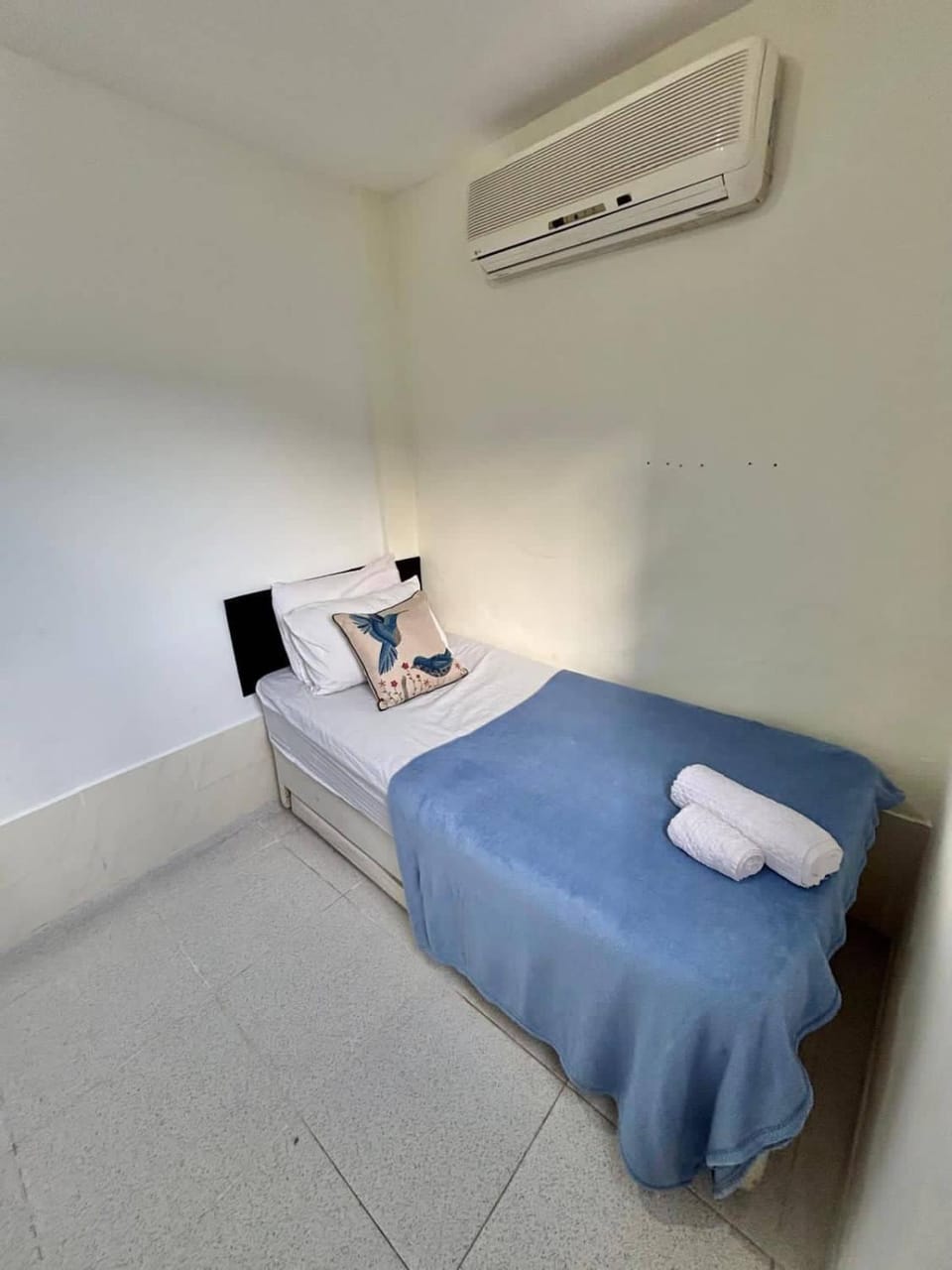 Bed, towels