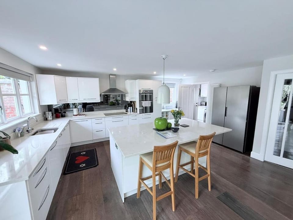 Kitchen or kitchenette, dishwasher, oven