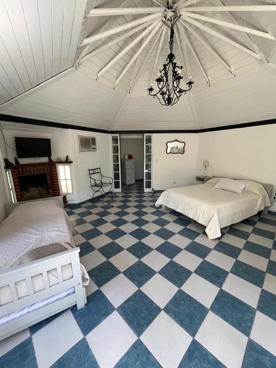 Bed, Living room, Photo of the whole room, Seating area, Bedroom, fireplace