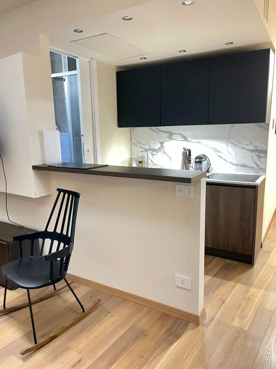 Kitchen or kitchenette, minibar, stove