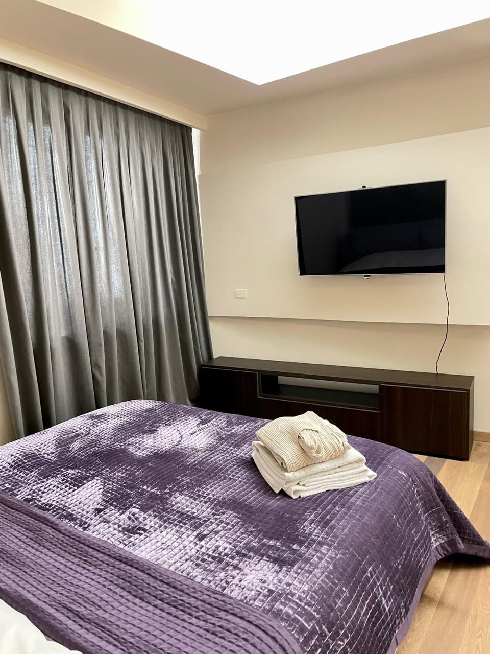 Bed, TV and multimedia, Photo of the whole room, towels