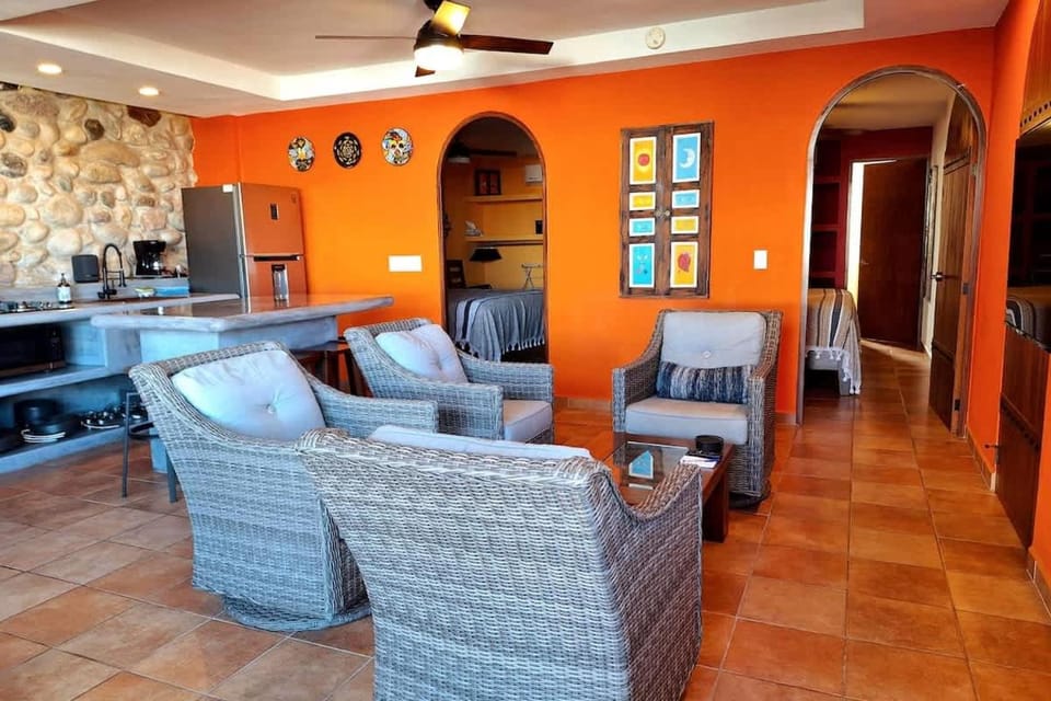 TV and multimedia, Kitchen or kitchenette, Living room, Seating area, Dining area