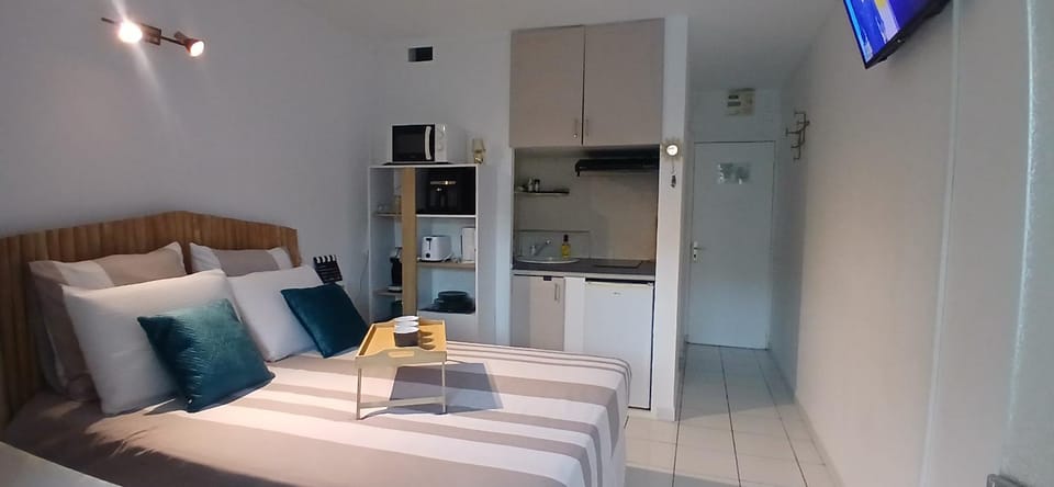Kitchen or kitchenette, Photo of the whole room, Bedroom