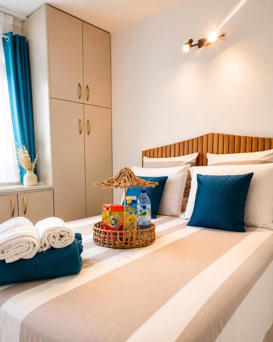 Bed, Bedroom, towels