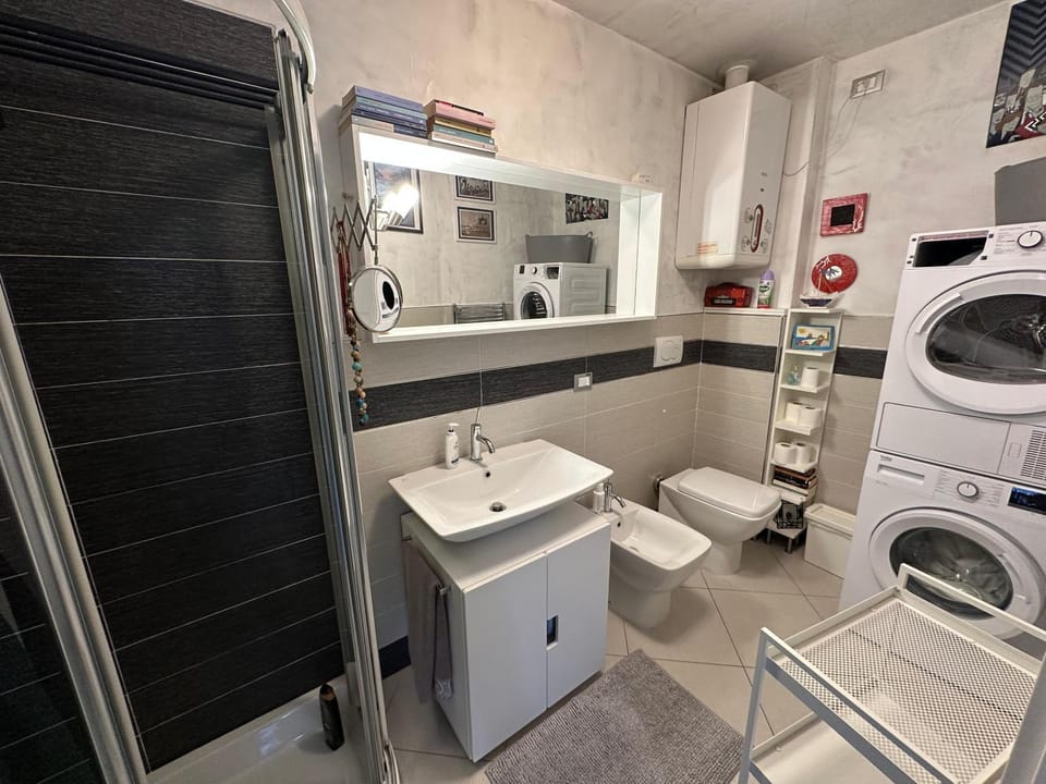 Shower, Toilet, Bathroom, bidet, washing machine, dryer