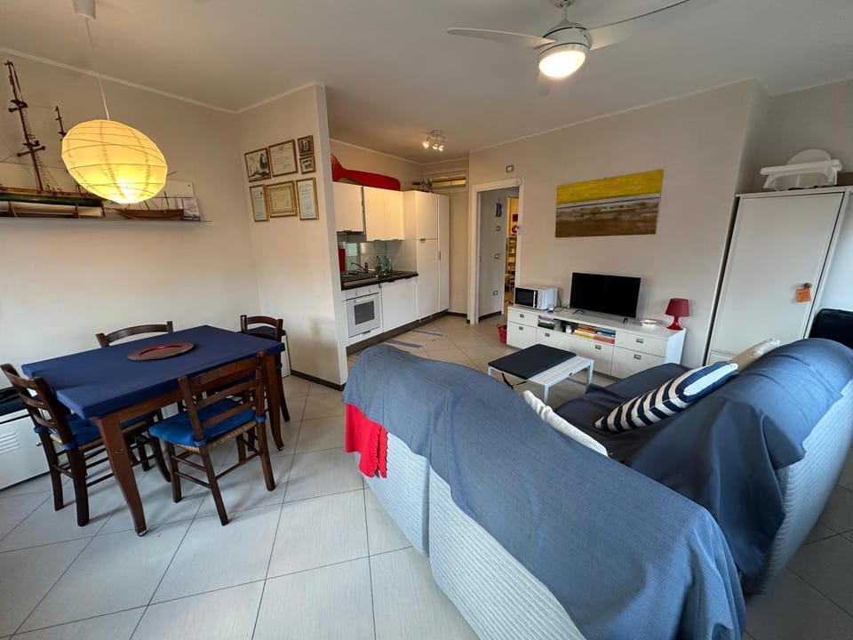Kitchen or kitchenette, Living room, Dining area, microwave, oven, stove