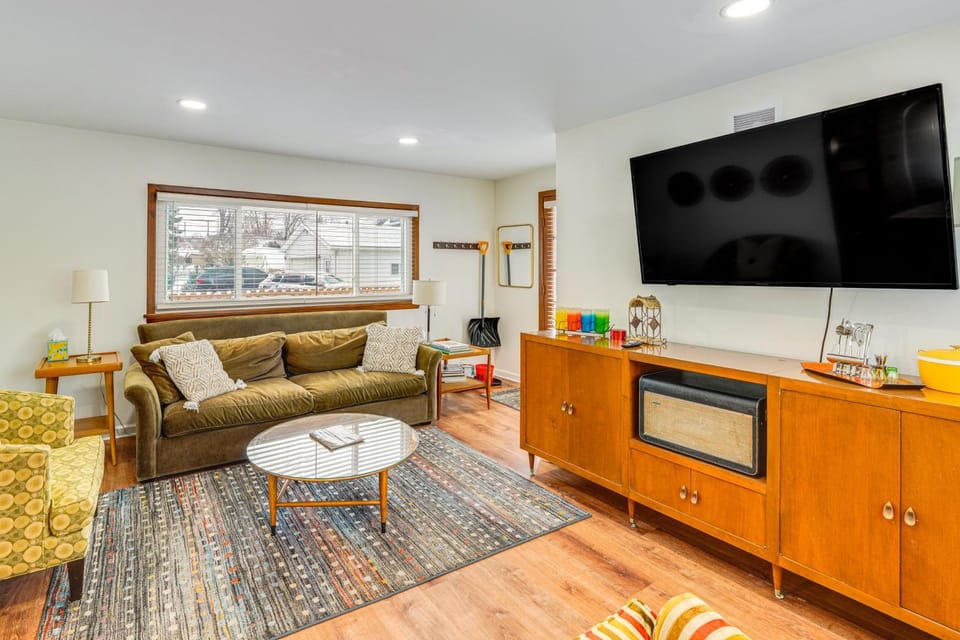 Bring the Family! Mid-Century Modern Gem in Euclid House in Cleveland Heights