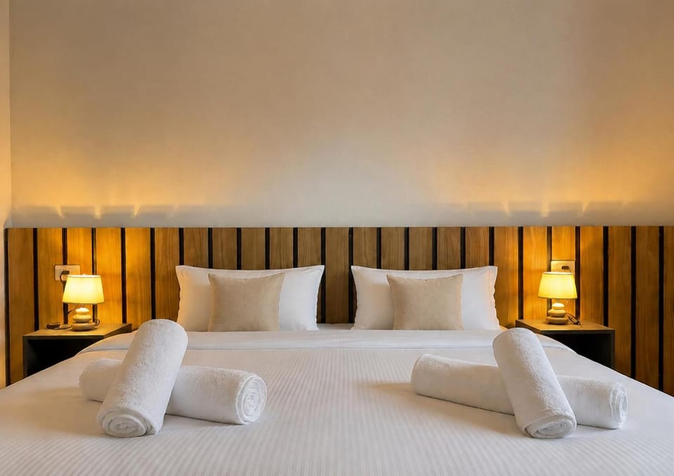 Bed, Bedroom, towels