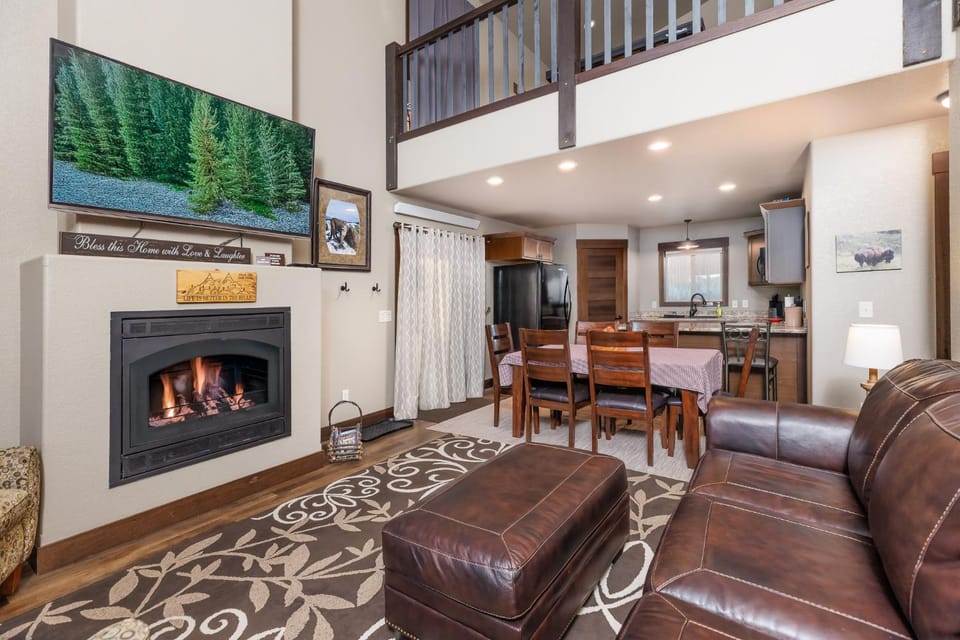 Pineview Cabin Retreat in the Black Hills- 4 bed, 2 bath Cabin in North Lawrence