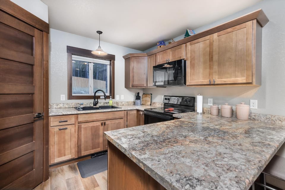 Pineview Cabin Retreat in the Black Hills- 4 bed, 2 bath Cabin in North Lawrence