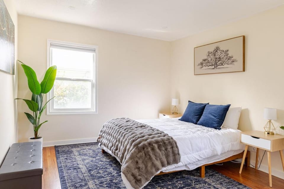 Family Home - 2 Full Kitchen, Sauna, Sleeps 10-14 House in Salt Lake City
