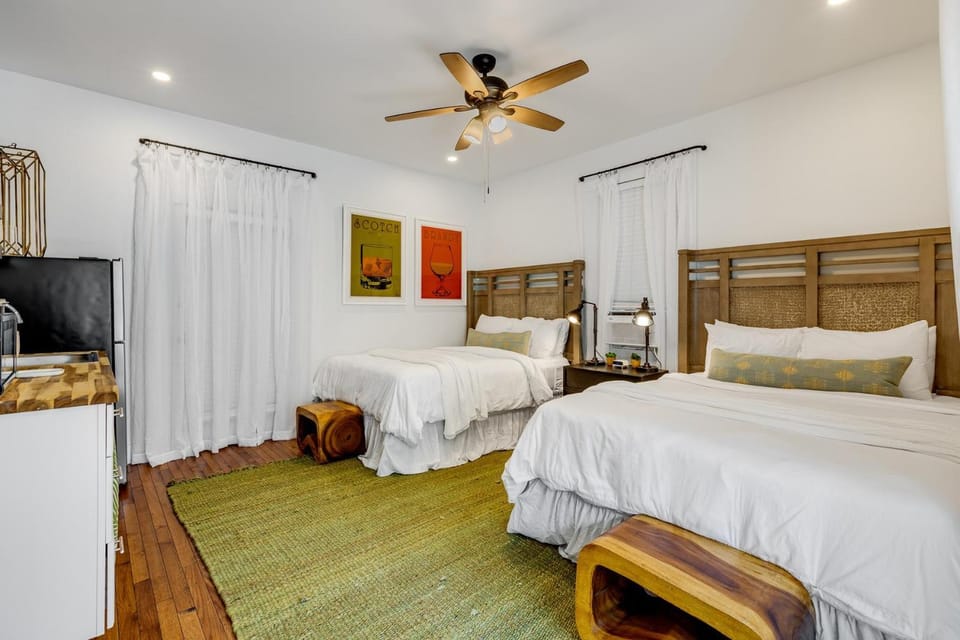 SMUGGLER'S COVE @ Speakeasy Inn Key West! Bed and Breakfast in Key West