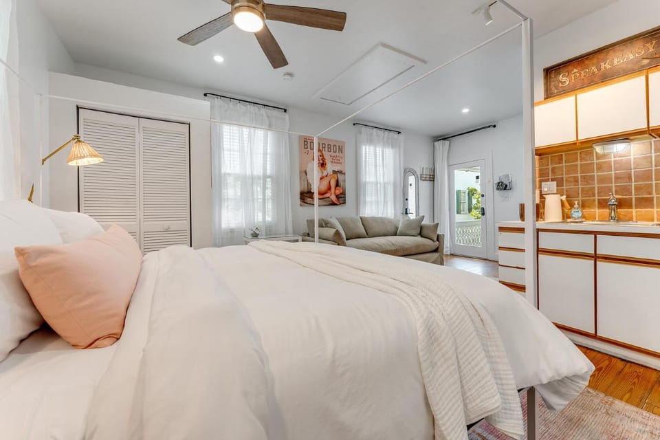 AFTER HOURS @ Speakeasy Inn Key West! Bed and Breakfast in Key West