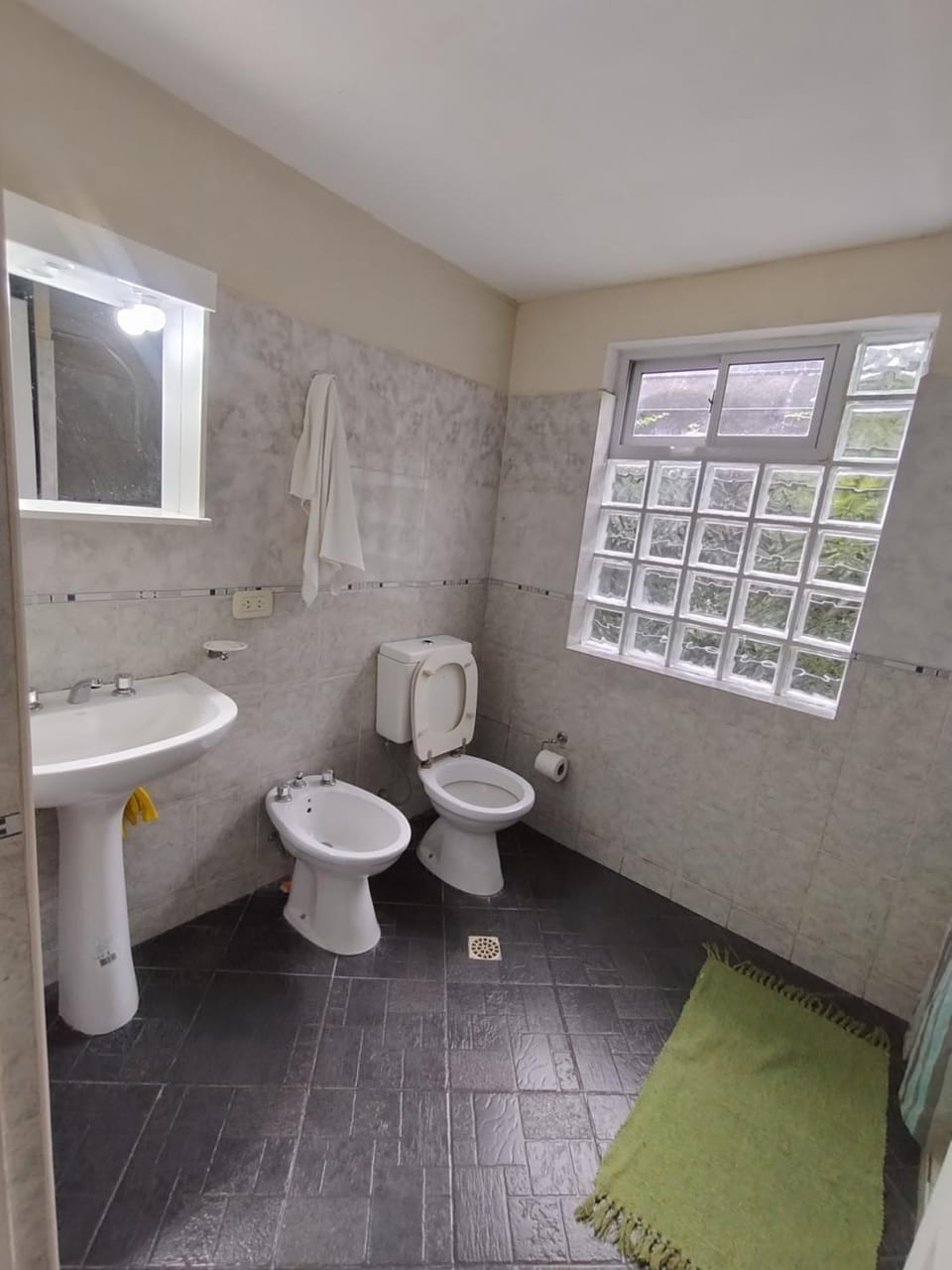 Shower, Toilet, Bathroom, bidet, towels