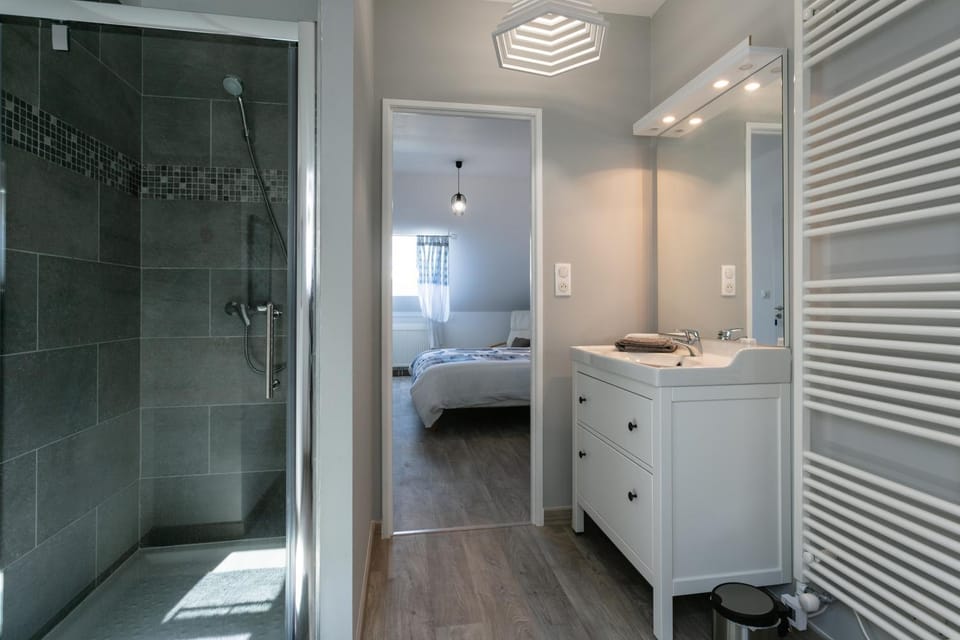Shower, Bed, Bathroom, Bedroom, towels
